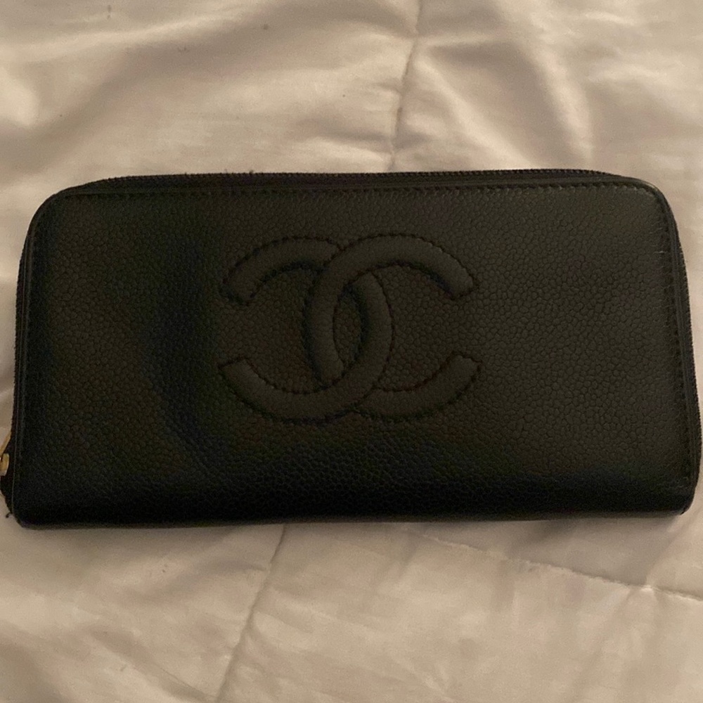 CHANEL authentic black zip around wallet, caviar